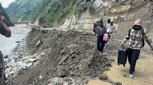 भारी बारिश और भूस्खलन से तबाही, चंडीगढ़-मनाली एनएच सहित 535 सड़कें ठप, दुश्वारियां बढ़ीं